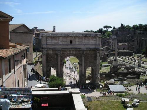 Forum Romanum - v&nbsp;popředí vítězný oblouk císaře Septima Severa